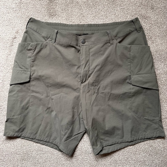 Mens Lululemon 8” Utility Cargo Shorts Size 38 - Picture 3 of 13